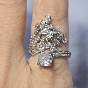 Elegant Silver Leaf Design Ring